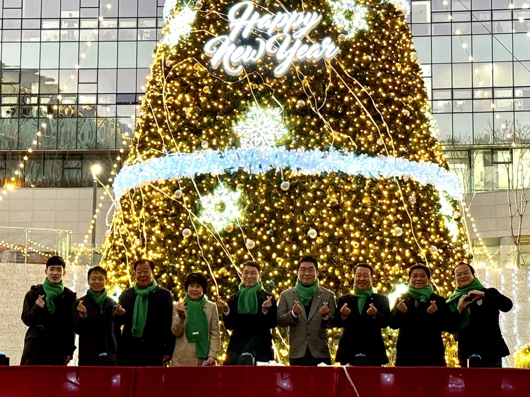 임상오 의원을 비롯한 참석자들이 1일 경기도담뜰 광장에서 열린 ‘도담 트리’ 점등식에서 대형 트리 앞에서 손하트 포즈를 취하며 도민과 함께하는 따뜻한 연말 분위기를 연출하고 있다.(사진=경기도의회)