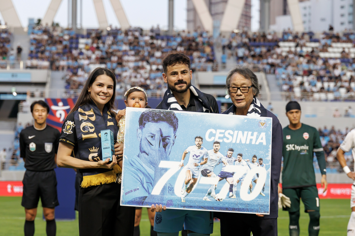 조광래 대구FC 대표이사가 8월 23일 대구iM뱅크파크에서 열린 2025 K리그1 제주SK와의 홈 경기를 앞두고 70골-70도움 클럽에 가입한 세징야를 축하하고 있다. K리그 제공