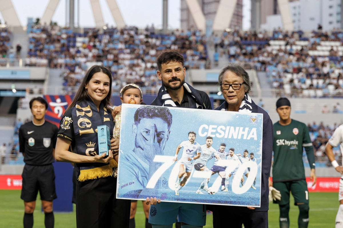 조광래 대구FC 대표이사가 8월 23일 대구iM뱅크파크에서 열린 2025 K리그1 제주SK와의 홈 경기를 앞두고 70골-70도움 클럽에 가입한 세징야를 축하하고 있다. K리그 제공
