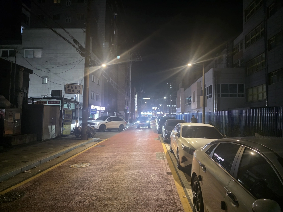 IoT(사물인터넷) 기반 보안등 교체 후 밝아진 서울 영등포구 대림동 골목길의 모습. 영등포구 제공