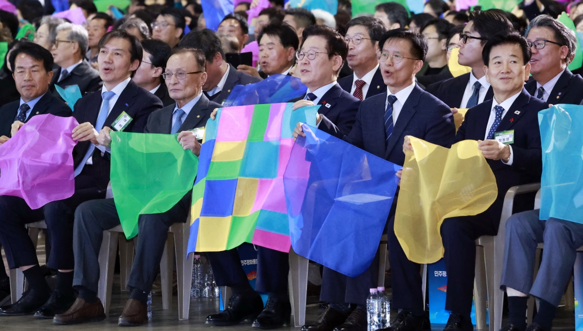 참석자들과 합창하는 이재명 대통령