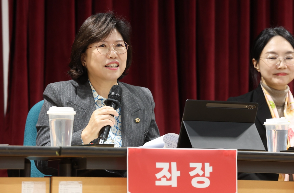 ‘건강한 학교 안심 체계 구축을 위한 정책토론회’에서 좌장을 맡은 이애형 의원이 토론을 주재하고 있다.(사진=경기도의회)