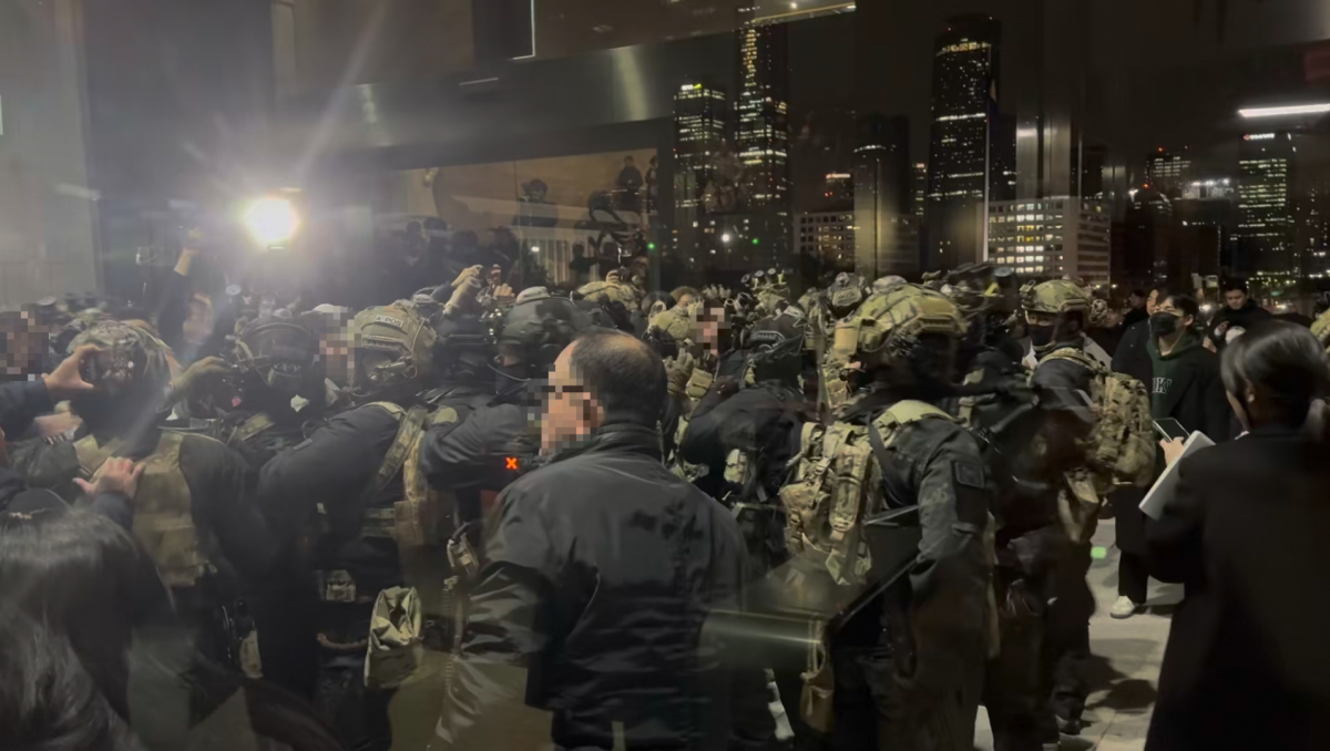 비상계엄이 선포됐던 지난해 12월 3일 밤 서울 영등포구 국회의사당으로 진입하려는 계엄군과 이를 막는 시민들이 뒤엉켜있는 모습. 보좌관 윤여길씨 제공