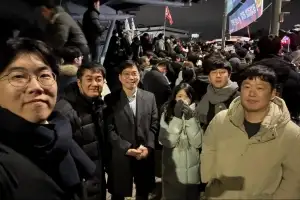 칠흑 같던 ‘계엄의 밤’…시민들 한마음으로 빛낸 “일상의 민주주의”