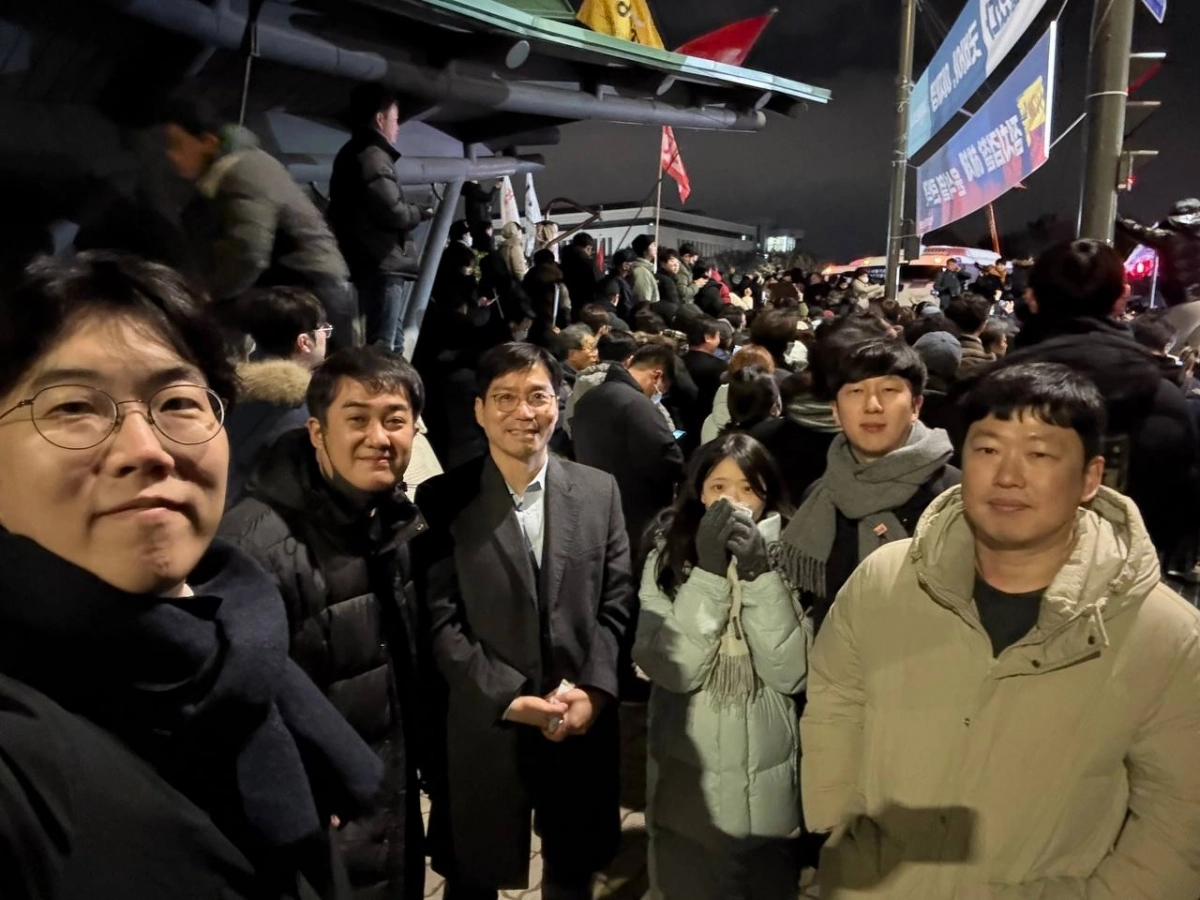 지난해 12월 3일 비상계엄이 선포된 직후 서울 영등포구 국회로 달려갔던 이들이 남긴 그날의 기록. 비상계엄 해제 요구 결의안이 가결됐다는 소식을 듣고 변호사 김남주(왼쪽 세 번째)씨가 민주사회를 위한 변호사모임 소속 변호사들과 함께 국회 정문 앞에서 촬영한 기념사진. 변호사 김남주씨 제공