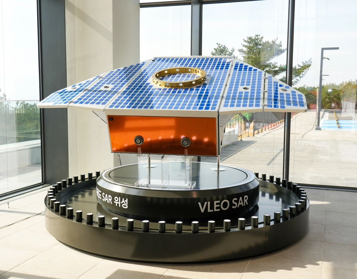 2일 서귀포시 하원테크노캠퍼스 ‘한화시스템 제주우주센터’가 준공돼 국내 첫 민간 주도 우주시대의 신호탄을 쏘아올렸다. 사진은 지구 상공 400㎞ 이하 초저궤도에서 15㎝(0.15m)급 영상촬영이 가능한 초고해상도 ‘VLEO’ SAR 위성. 제주 강동삼 기자