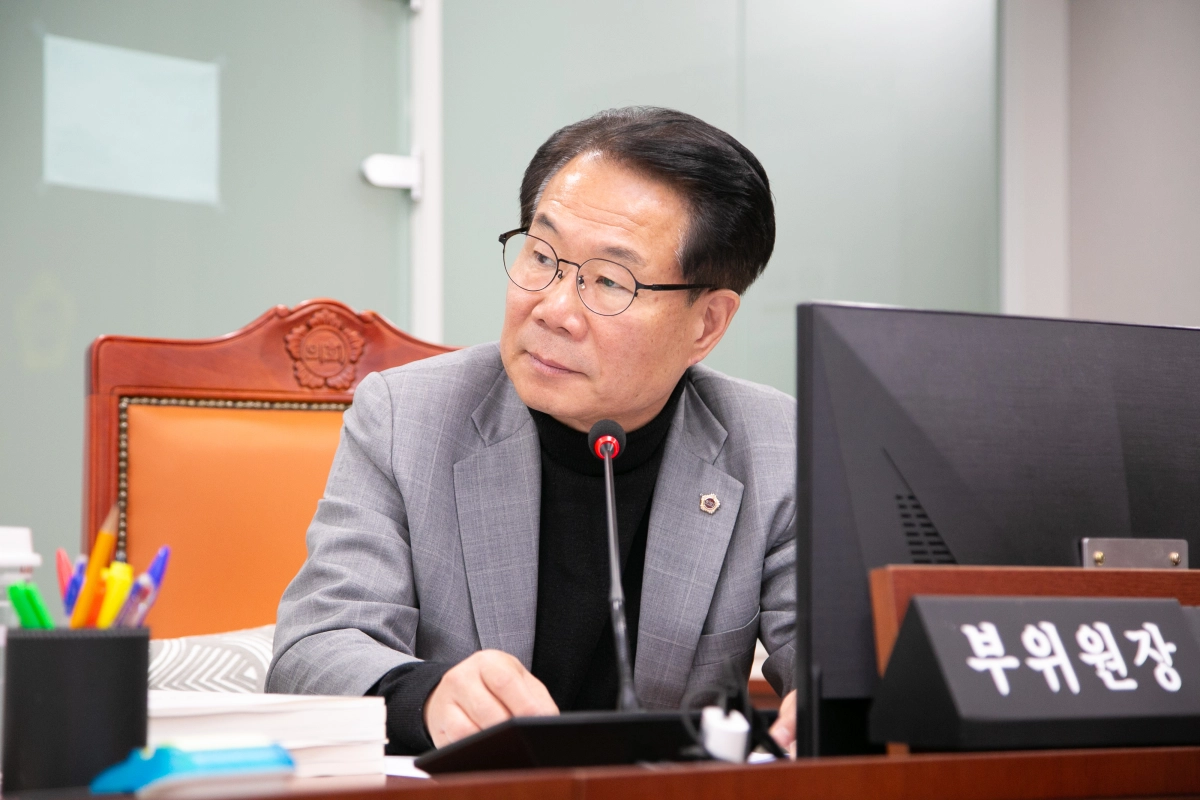 유영두 의원이 24일 2025년 제3회 추가경정예산안 및 2026년 본예산안을 심의하며 질의하고 있다.(사진=경기도의회)