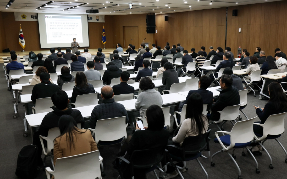 2일 도의회 대회의실에서 의회사무처 전 직원을 대상으로 ‘성희롱·성폭력 예방교육’을 진행하고 있다.(사진=경기도의회)