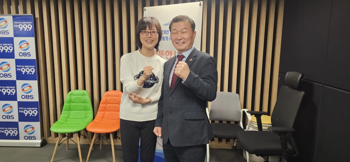 OBS 라디오 <오늘의 기후> ‘민생의회’ 코너에 출연하는 한원찬 의원이 인터뷰 전 화이팅을 외치고 있다.(사진=경기도의회)