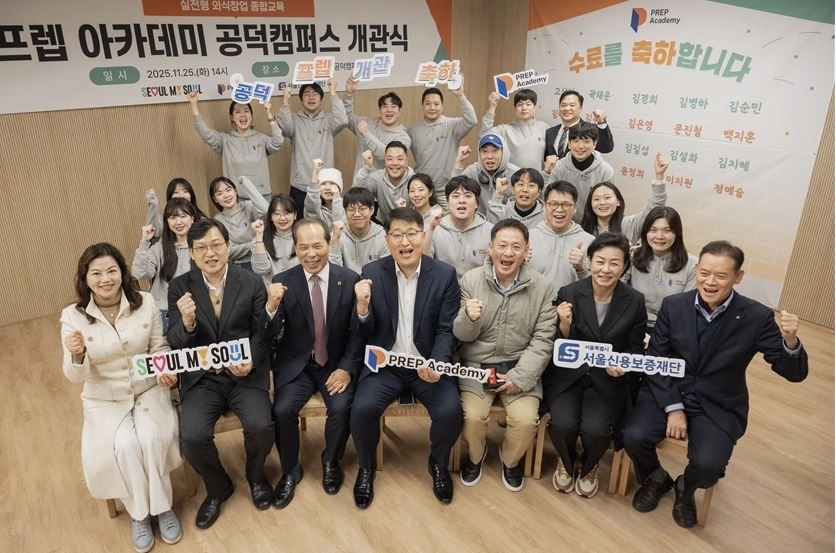 행사에 참석해 기념촬영하는 소영철의원이(맨앞줄 왼쪽에서 세 번째)