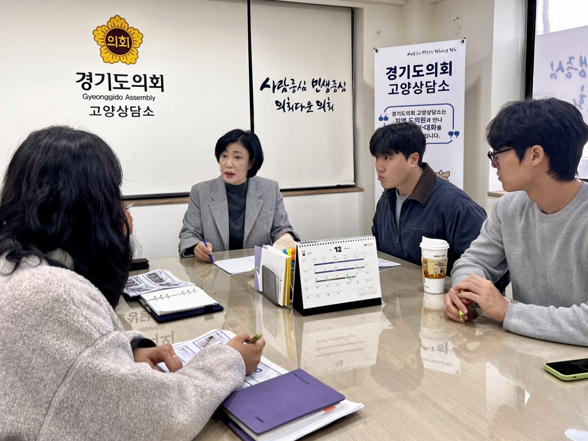 이경혜 의원이 한국항공대학교 학생들과 함께 한국항공대역 주변 쓰레기 문제 해결을 위한 아이디어를 공유하며 청년들의 의견을 경청하고 있다.(사진=경기도의회)