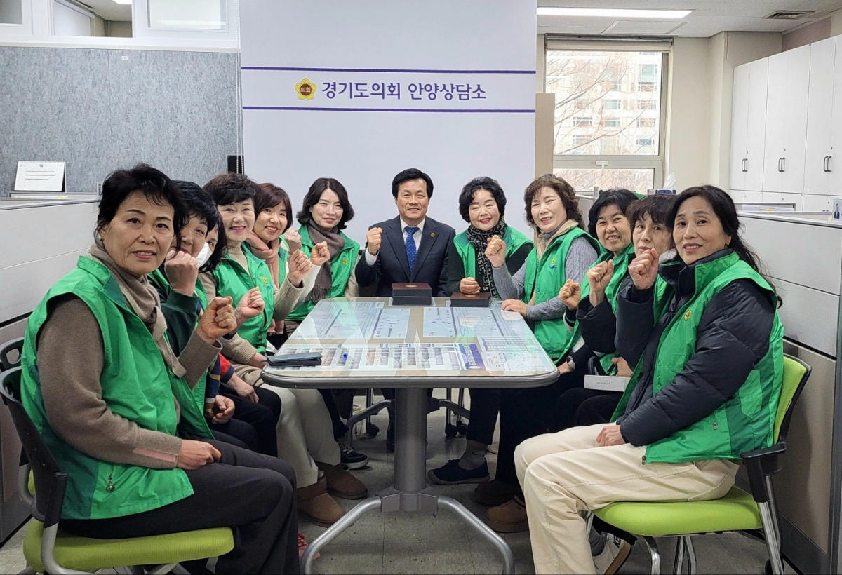 문형근 의원이 2일 도의회 안양상담소에서 비산1동 새마을부녀회 유순이 부녀회장 및 관계자들과 함께 지역사회 나눔활동의 활성화를 위해 의견을 나누는 시간을 갖고 기념촬영을 하고 있다.(사진=경기도의회)