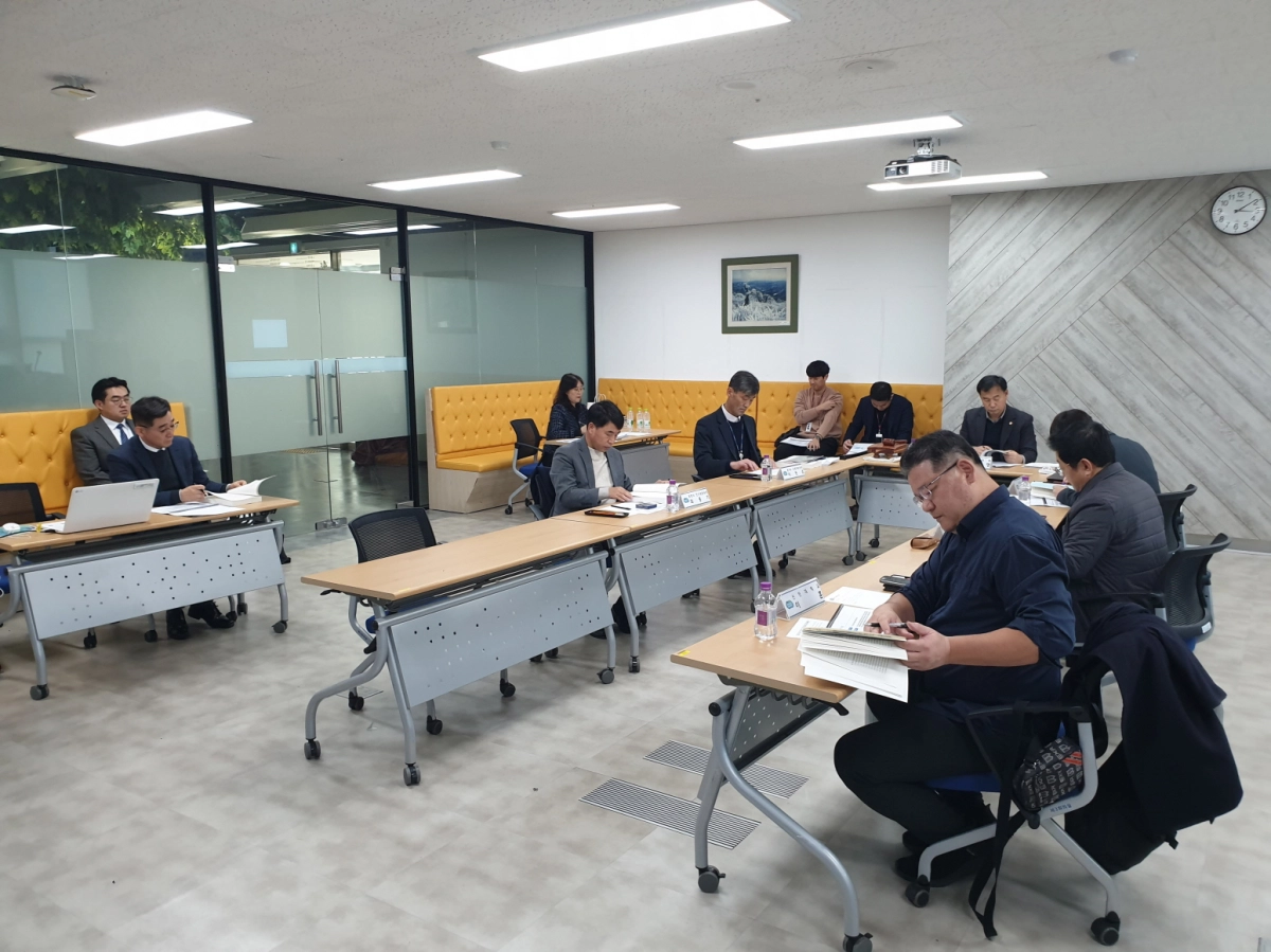 윤종영 의원이 11월 28일 경기도청 북부청사에서 제2차 ‘경기도 군유휴지 민·관·군 협의회’를 주관하고, 경기도가 추진 중인 ‘군유휴지 등 활용 및 지원계획 수립 용역’ 추진 방향을 점검하고 있다.(사진=경기도의회)