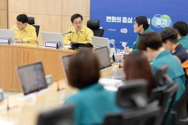 김동연 경기도지사가 지난 1월 28일 경기도청 재난안전상황실에서 대설 대처상황 점검을 하고 있다. (경기도 제공)