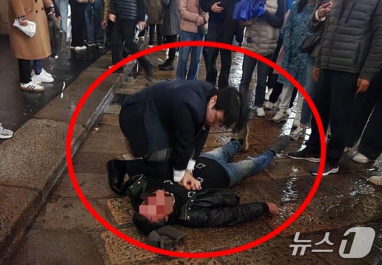 11월 2일 이탈리아 밀라노 두오모광장에서 심정지 환자를 상대로 심폐소생술을 시행 중인 대한민국 해양경찰 간부후보 67기 출신 윤제헌 경감(35). 2025.12.1 뉴스1(윤제헌씨 가족 제공)