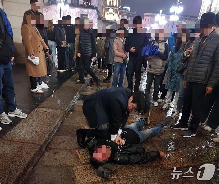 11월 2일 이탈리아 밀라노 두오모광장에서 심정지 환자를 상대로 심폐소생술을 시행 중인 대한민국 해양경찰 간부후보 67기 출신 윤제헌 경감(35). 2025.12.1 뉴스1(윤제헌씨 가족 제공)