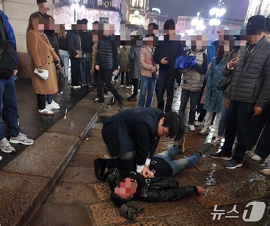 11월 2일 이탈리아 밀라노 두오모광장에서 심정지 환자를 상대로 심폐소생술을 시행 중인 대한민국 해양경찰 간부후보 67기 출신 윤제헌 경감(35). 2025.12.1 뉴스1(윤제헌씨 가족 제공)