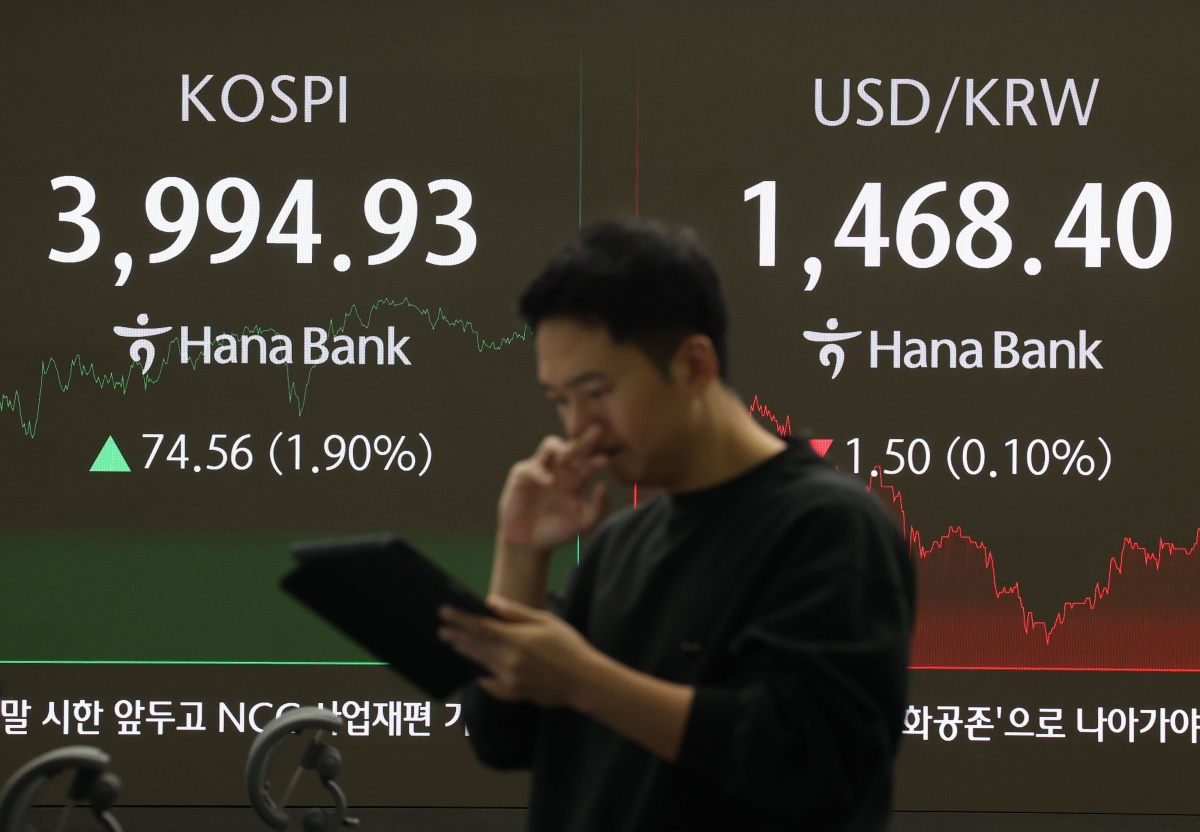 코스피가 전장보다 74.56포인트(1.90%) 오른 3994.93으로 마감한 2일 오후 서울 중구 하나은행 딜링룸에서 딜러가 업무를 보고 있다. 이날 원달러 환율은 오후3시30분 기준 전날보다 1.5원 내린 1468.4원을 기록했고, 코스닥은 6.04포인트(0.65%) 오른 928.42로 마감했다. 연합뉴스