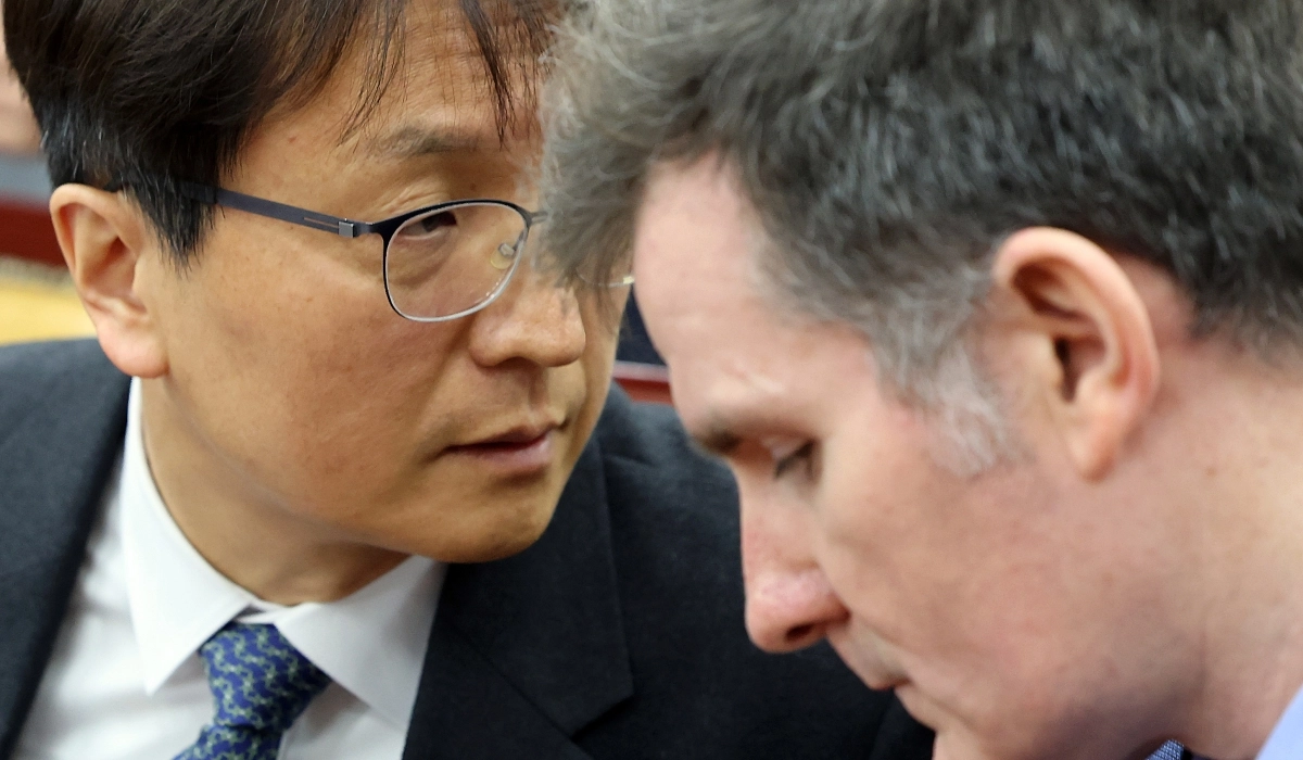 박대준 쿠팡 대표이사와 브랫 매티스 쿠팡 최고 정보 보호 책임자(CISO)가 2일 서울 여의도 국회에서 열린 과학기술정보방송통신위원회의 쿠팡 개인정보 유출 사고 관련 현안질의에 출석해 대화를 나누고 있다. 연합뉴스
