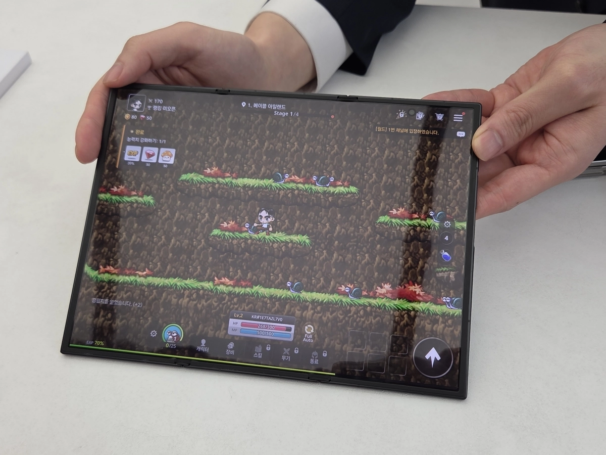 2일 공개된 삼성전자의 ‘갤럭시 Z 트라이폴드’를 완전히 펼쳐 게임을 구현한 모습. 곽소영 기자