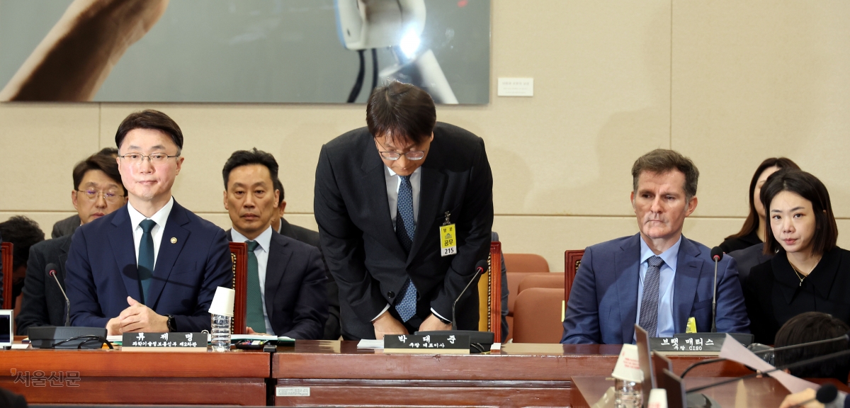고개 숙인 ‘쿠팡 한국 대표’