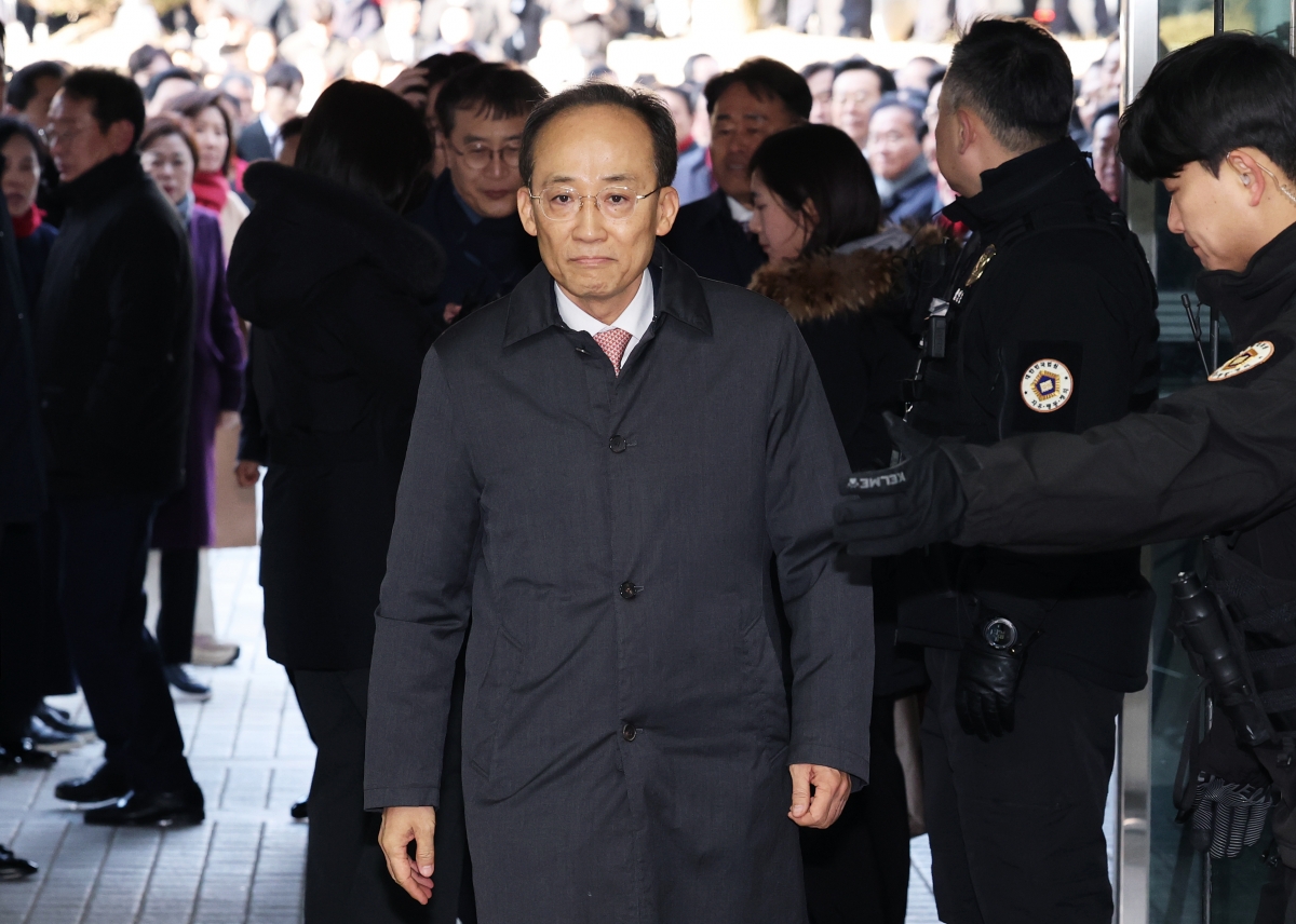 내란 중요임무 종사 혐의를 받는 추경호 국민의힘 의원이 2일 오후 구속 전 피의자 심문(영장실질심사)에 출석하기 위해 서울 서초구 서울중앙지법으로 들어서고 있다. 뉴스1