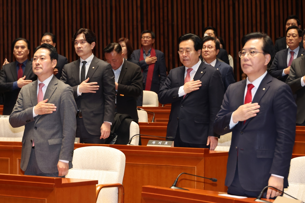 2일 의원총회에 참석한 장동혁(왼쪽) 국민의힘 대표가 국기에 경례하는 모습. 연합뉴스