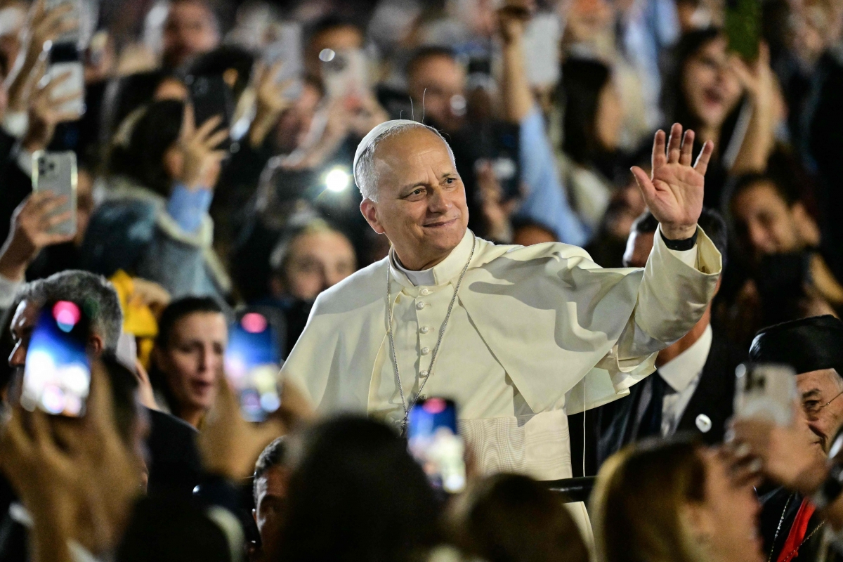 교황 레오 14세가 1일(현지시간) 레바논 수도 베이루트 북쪽에 있는 브케르케의 마로니트 가톨릭 총대주교청에 도착해 청년 군중에게 손을 흔들며 인사하고 있다. 레오 14세는 다종교 국가인 레바논 방문 이틀째를 맞아 지역의 평화를 위해 기도했으며, 레바논인들은 순례지를 찾은 교황을 열렬히 환영했다.  베이루트 AFP 연합뉴스