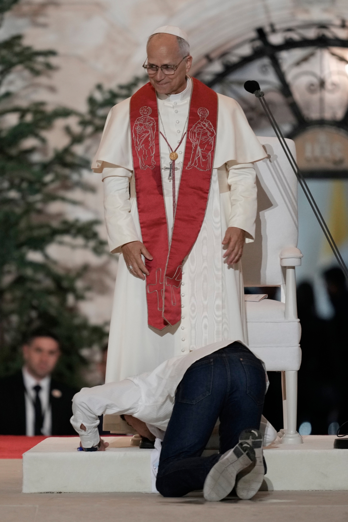 한 레바논 남성이 같은 날 무릎을 꿇은 채 교황의 발에 키스하고 있다. 베이루트 AP 연합뉴스