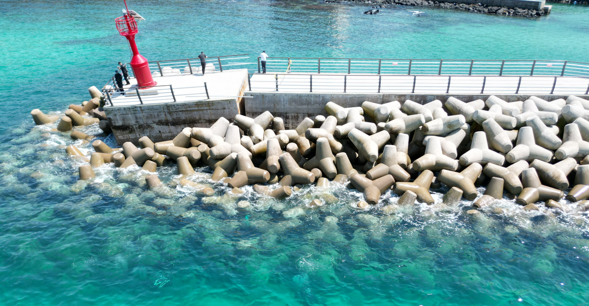 제주도 애월읍 고내포구 방파제가 부실공사로 인해 금방이라도 무너져 내릴듯이 기울어져 있어 제주해경이 조사하고 있다. 제주지방해양경찰청 제공