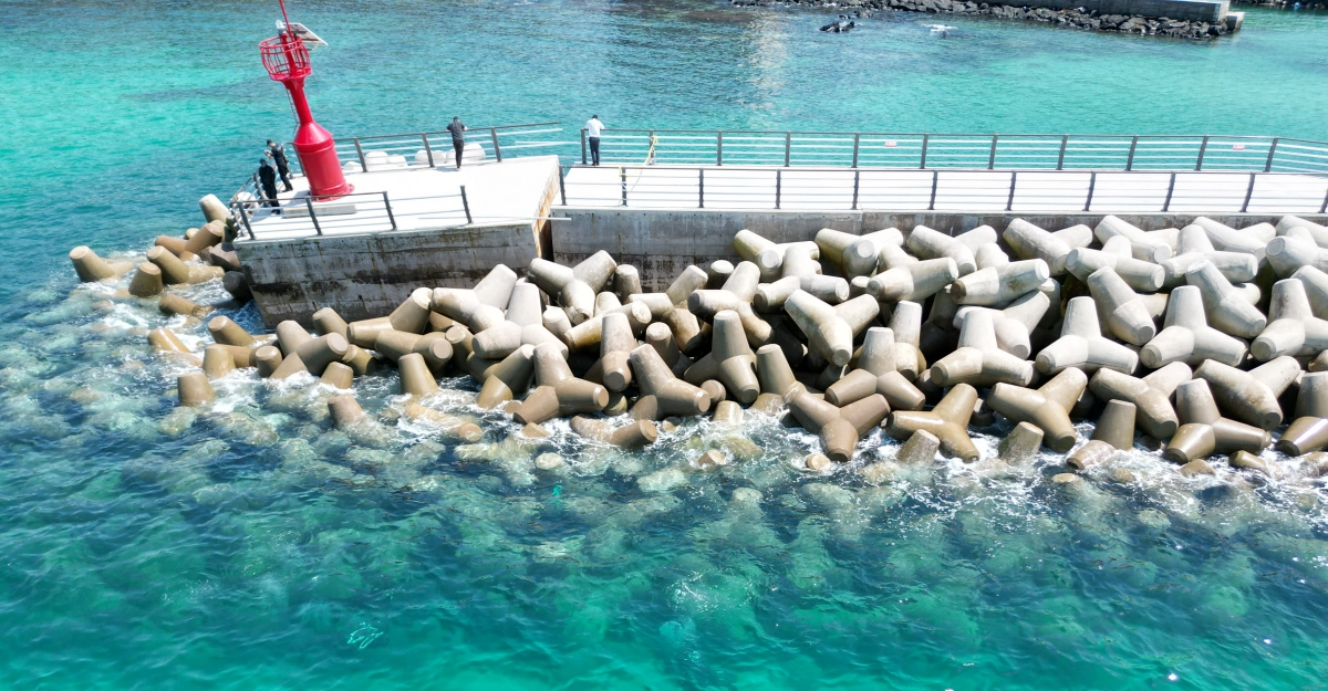 제주도 애월읍 고내포구 방파제가 부실공사로 인해 금방이라도 무너져 내릴듯이 기울어져 있어 제주해경이 조사하고 있다. 제주지방해양경찰청 제공
