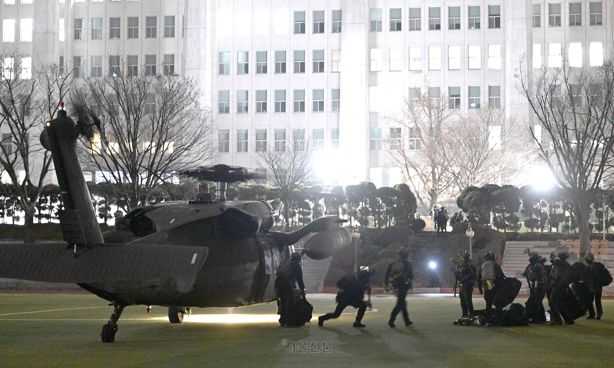 12·3 비상계엄으로 출동한 계엄군이 헬기에서 내려 국회 경내에 진입하고 있다. 2024.12.3 도준석 전문기자