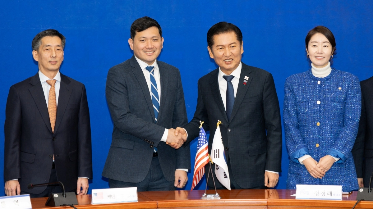 정청래(왼쪽 세 번째) 더불어민주당 대표가 2일 국회에서 케빈 김(왼쪽 두 번째) 주한미국대사대리와 악수하며 기념촬영을 하고 있다. 오른쪽은 당 국제위원장인 강선우 민주당 의원.  뉴스1