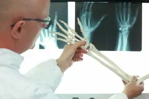 ‘겨울철 인기’ 이 음료, 맛있다고 자꾸 마시면…“뼈 밀도 떨어져” 전문가 경고