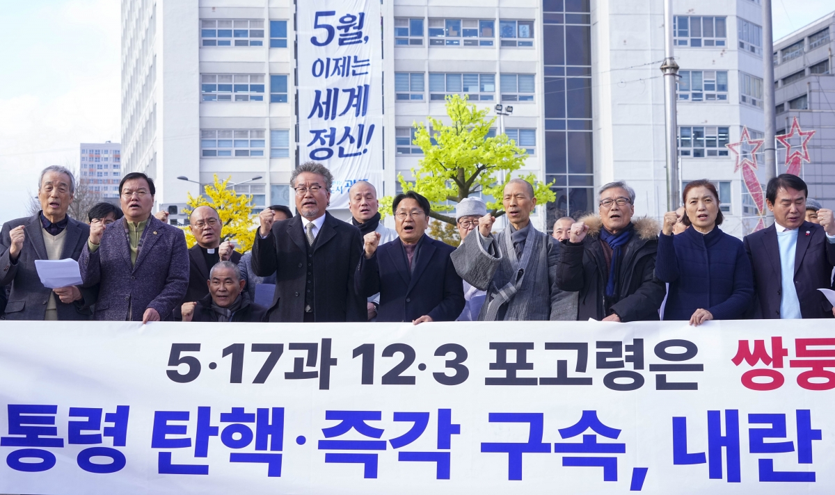 강기정 광주시장이 지난해 12월 9일 동구 5·18민주광장에서 시의원, 구청장, 종교, 시민사회단체 대표 등과‘ 쌍둥이 포고령, 대통령 탄핵, 책임자 처벌 촉구’를 위한 성명서를 발표한 뒤 구호를 외치고 있다. 광주광역시 제공