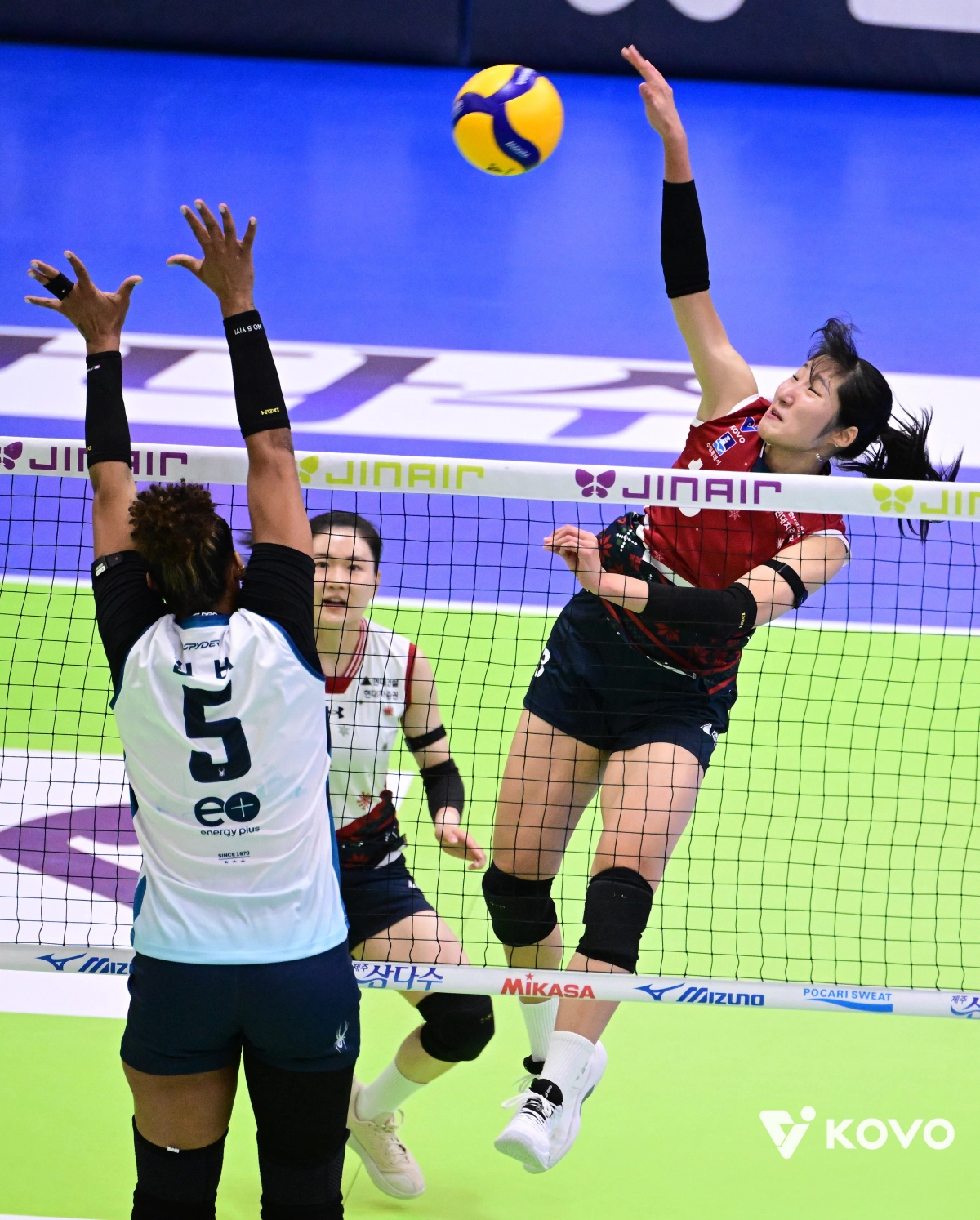 현대건설 정지윤(오른쪽)이 2일 수원체육관에서 열린 프로배구 여자부 GS칼텍스와 홈 경기에서 공격을 시도하고 있다. 한국배구연맹 제공