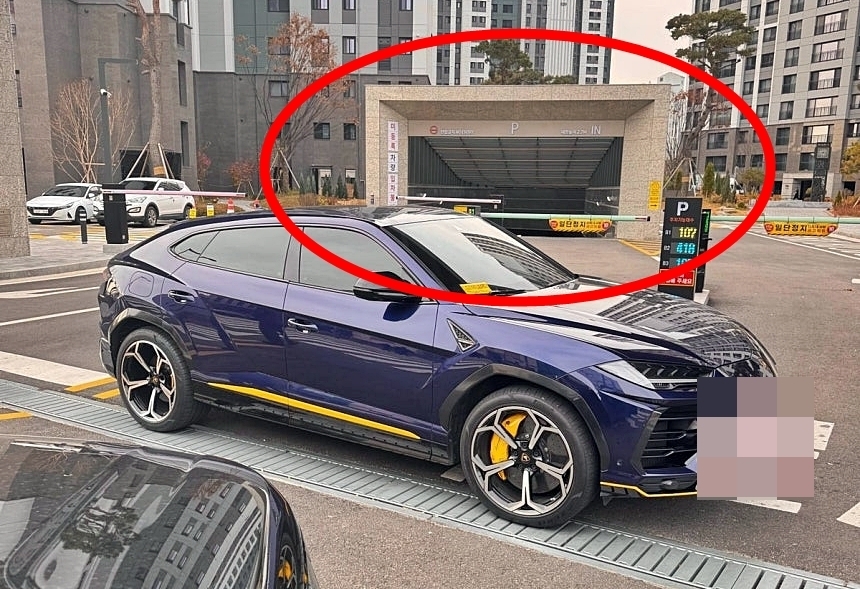 아파트 주차장 입구를 자신의 람보르기니 차량으로 막아 다른 입주민 차량의 통행을 방해한 20대가 형사 처벌 수순에 놓였다. 2일 경기 수원영통경찰서는 업무방해 및 일반교통방해 혐의로 20대 A씨를 형사 입건할 예정이라고 밝혔다. 사진은 주차장 입구를 가로막은 입주민의 람보르기니 차량. 2025.12.2 인터넷커뮤니티