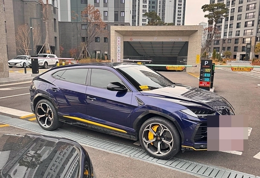 아파트 주차장 입구를 자신의 람보르기니 차량으로 막아 다른 입주민 차량의 통행을 방해한 20대가 형사 처벌 수순에 놓였다. 2일 경기 수원영통경찰서는 업무방해 및 일반교통방해 혐의로 20대 A씨를 형사 입건할 예정이라고 밝혔다. 사진은 주차장 입구를 가로막은 입주민의 람보르기니 차량. 2025.12.2 인터넷커뮤니티