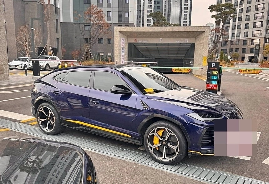 아파트 주차장 입구를 자신의 람보르기니 차량으로 막아 다른 입주민 차량의 통행을 방해한 20대가 형사 처벌 수순에 놓였다. 2일 경기 수원영통경찰서는 업무방해 및 일반교통방해 혐의로 20대 A씨를 형사 입건할 예정이라고 밝혔다. 사진은 주차장 입구를 가로막은 입주민의 람보르기니 차량. 2025.12.2 인터넷커뮤니티