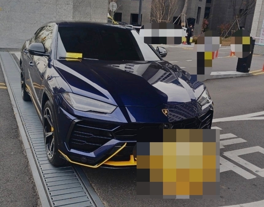 아파트 주차장 입구를 자신의 람보르기니 차량으로 막아 다른 입주민 차량의 통행을 방해한 20대가 형사 처벌 수순에 놓였다. 2일 경기 수원영통경찰서는 업무방해 및 일반교통방해 혐의로 20대 A씨를 형사 입건할 예정이라고 밝혔다. 사진은 주차장 입구를 가로막은 입주민의 람보르기니 차량. 2025.12.2 인터넷커뮤니티