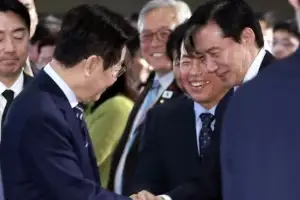 [포토] ‘조국 대표와 웃으며’ 인사 나누는 이 대통령