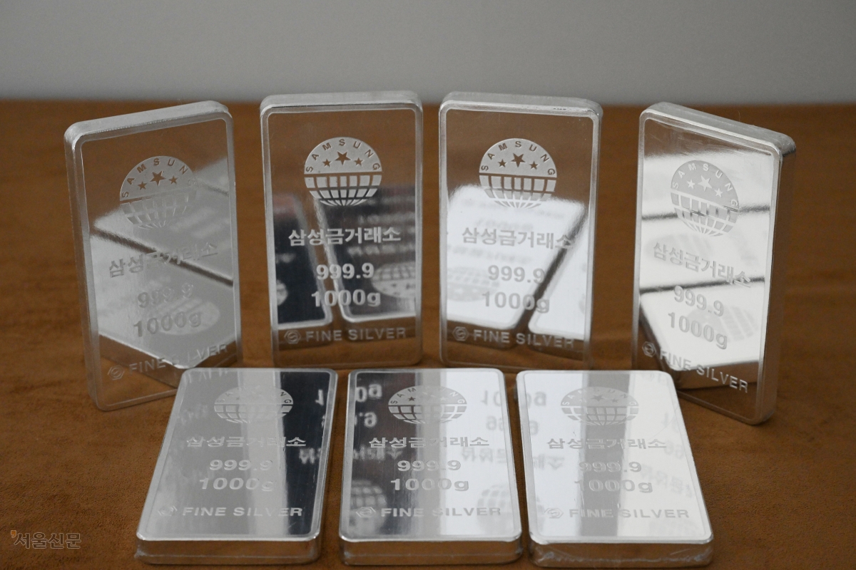 2일 서울 종로구의 삼성금거래소에 실버바가 진열돼 있는 모습. 올해 들어 국제 은 가격 상승률이 71%를 기록하며 금값 상승률을 제친 것으로 나타났다. 도준석 전문기자