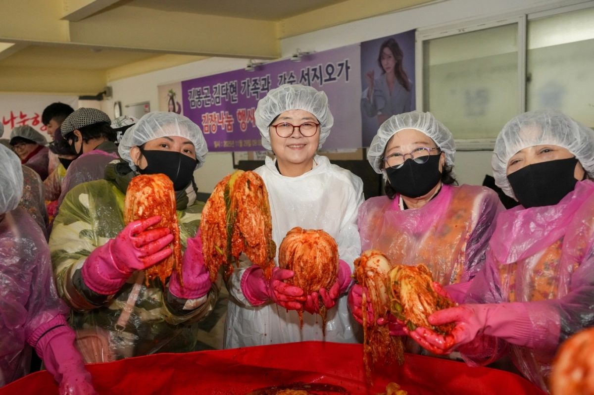 이순희(왼쪽 두 번째) 서울 강북구청장이 지난달 29일 열린 ‘2025 늘사랑 행복 나눔 김장 나누기’ 행사에서 봉사자들과 기념촬영을 하고 있다. 강북구 제공