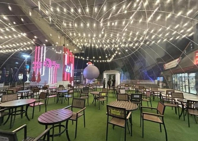 서울 서대문구 카페폭포 수변테라스에 설치된 초대형 에어돔. 서대문구 제공