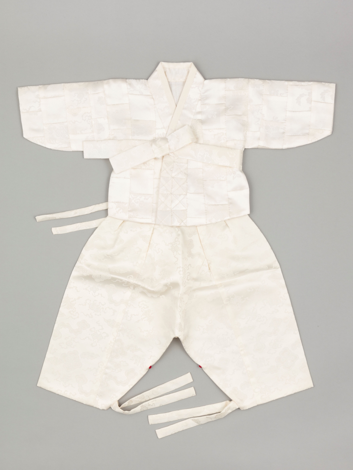 100개 조각의 천을 이어 만든 남자 아이 백일옷. 국립민속박물관 제공