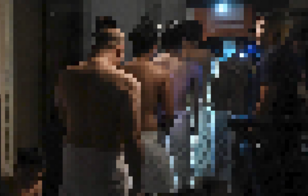 지난달 28일(현지시간) 말레이시아 쿠알라룸푸르의 한 남성 전용 웰니스 센터를 급습한 현지 경찰이 벌거벗은 남성들을 체포하는 모습(사진 모자이크 처리함). 더스타 보도화면 캡처