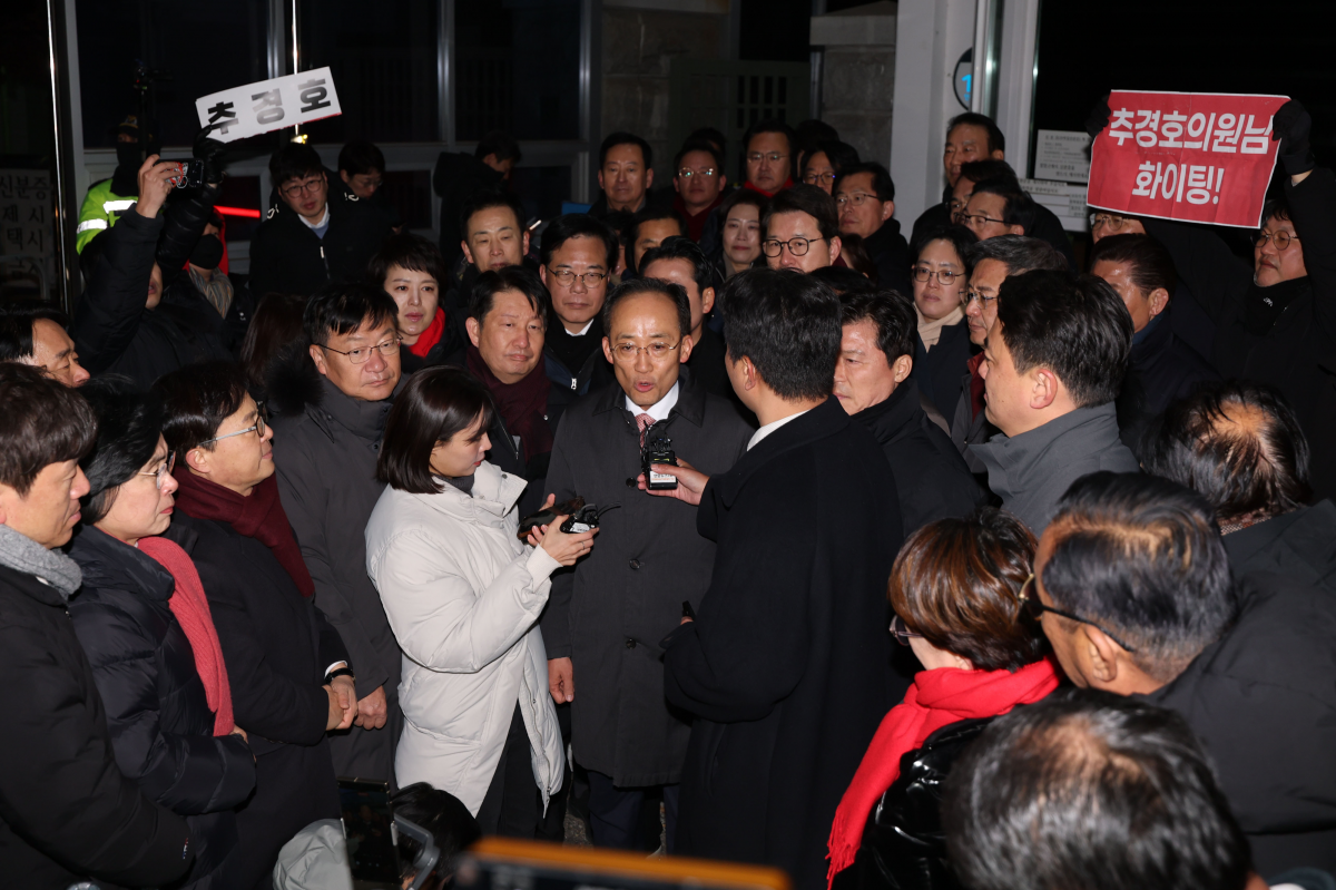 12·3 비상계엄 당시 의원들의 계엄 해제 표결 참여를 방해한 혐의를 받는 국민의힘 추경호 의원이 3일 구속영장이 기각돼 경기도 의왕 서울구치소를 나서며 취재진에 발언하고 있다. 의왕 연합뉴스