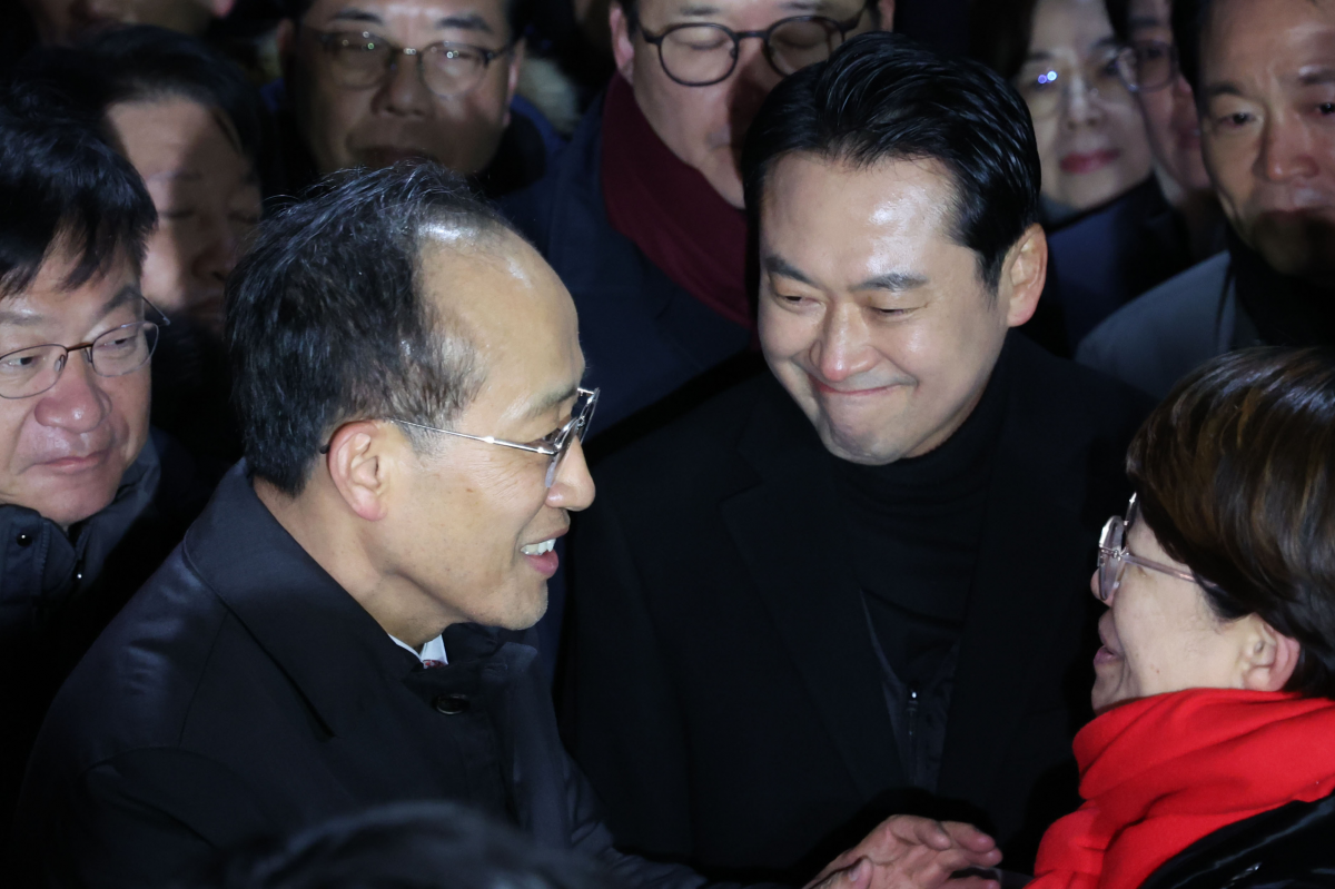 국회의 12·3 비상계엄 해제 의결 방해 의혹을 받는 추경호 전 국민의힘 원내대표가 3일 오전 영장이 기각돼 경기 의왕시 서울구치소를 나서며 장동혁 대표와 미소짓고 있다. 뉴시스