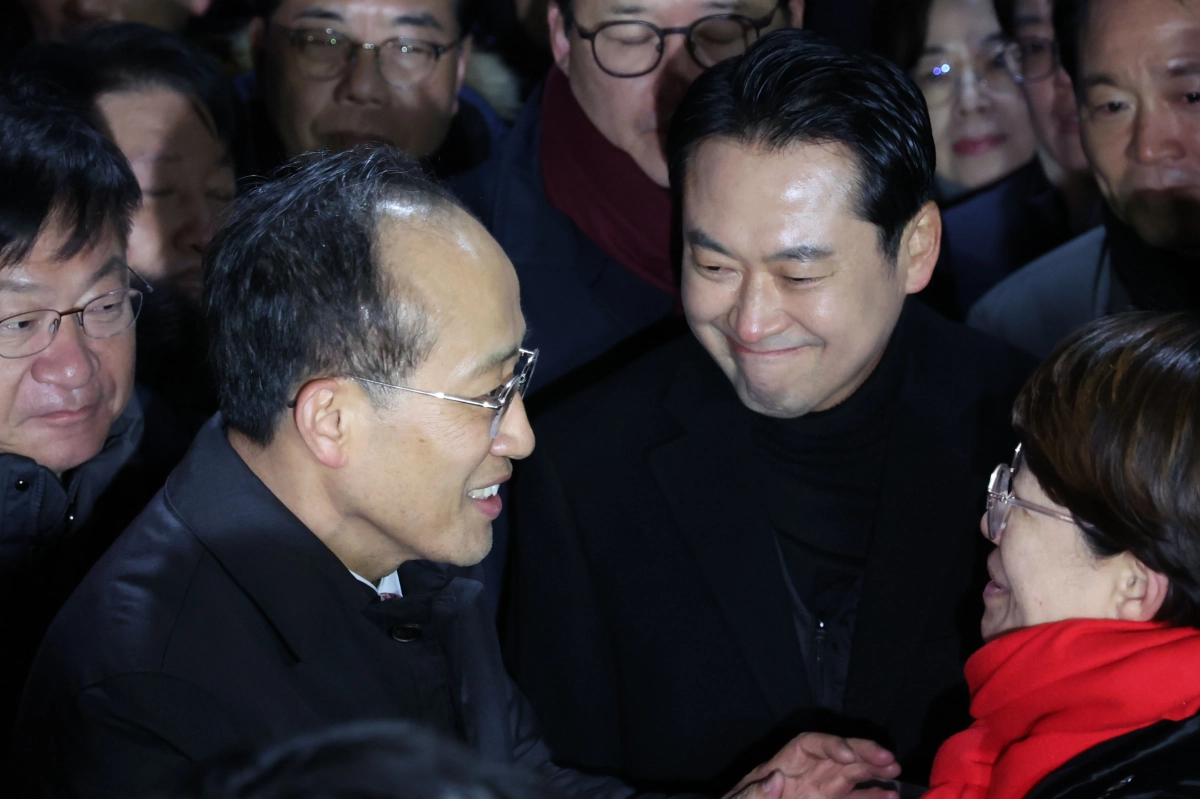 국회의 12·3 비상계엄 해제 의결 방해 의혹을 받는 추경호 전 국민의힘 원내대표가 3일 오전 영장이 기각돼 경기 의왕시 서울구치소를 나서며 장동혁 대표와 미소짓고 있다. 뉴시스