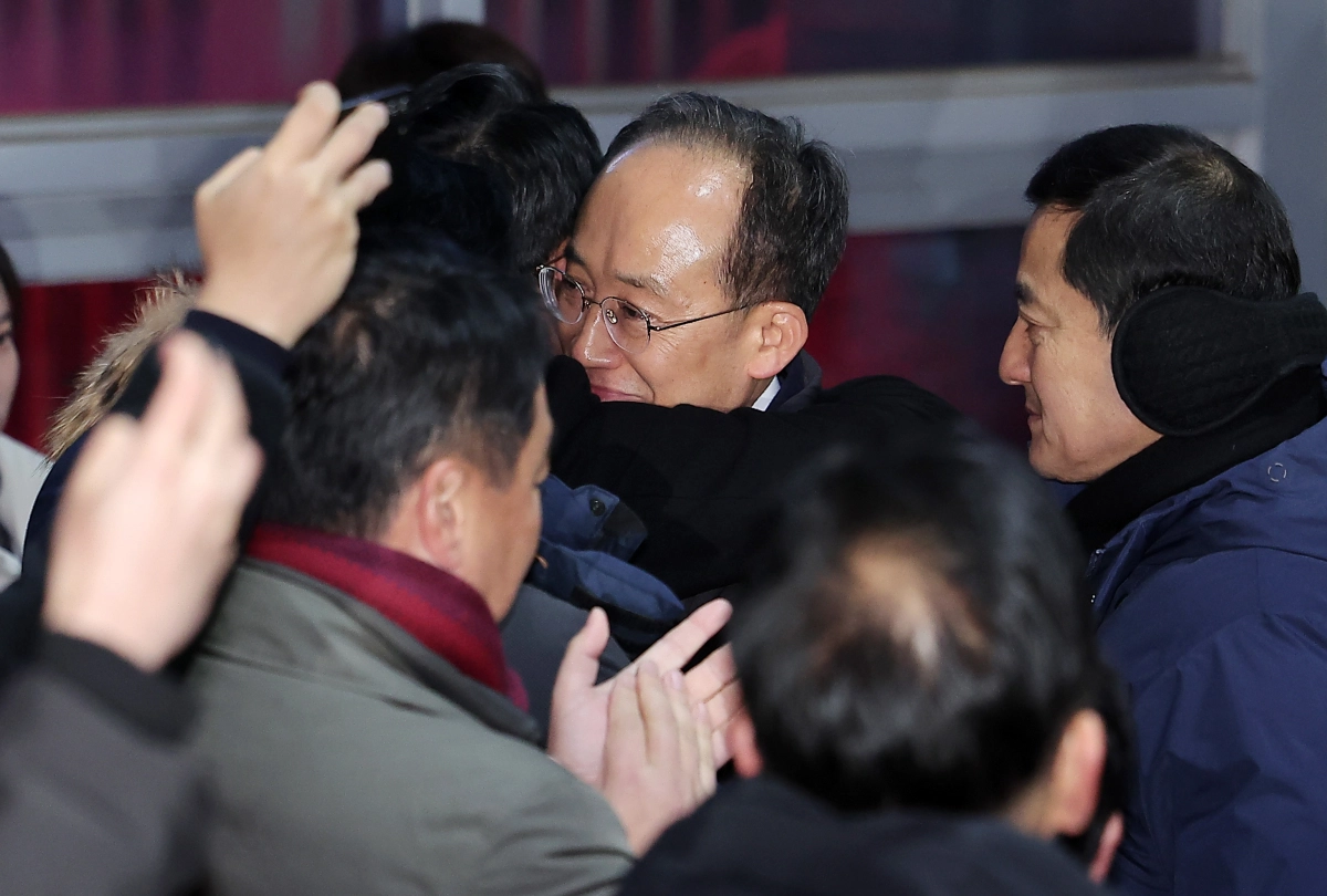 12·3 비상계엄 해제 요구안 표결 방해 의혹을 받는 추경호 국민의힘 의원이 3일 새벽 구속 영장이 기각된 후 경기도 의왕시 서울구치소를 나서며 장동혁 국민의힘 대표와 포옹하고 있다. 의왕 뉴스1